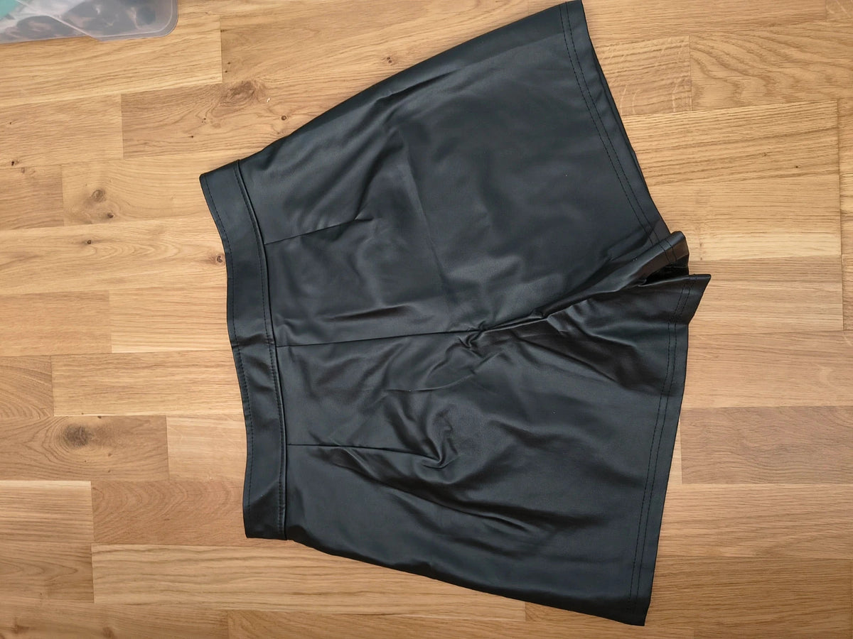 hoch black high waist shorts faux leather look, fitted style, no belt loops.