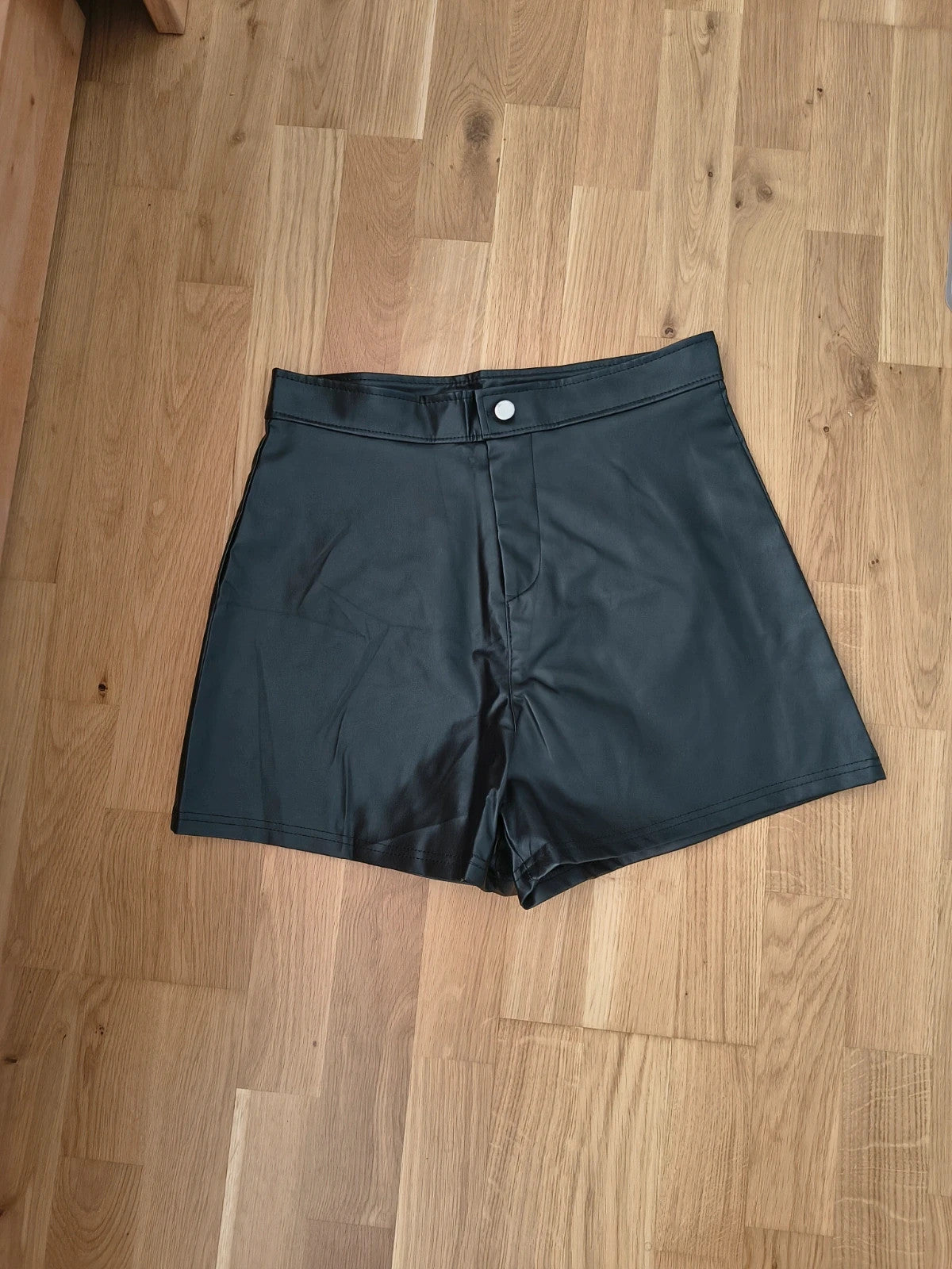hoch black high waist shorts faux leather look, fitted style, no belt loops.