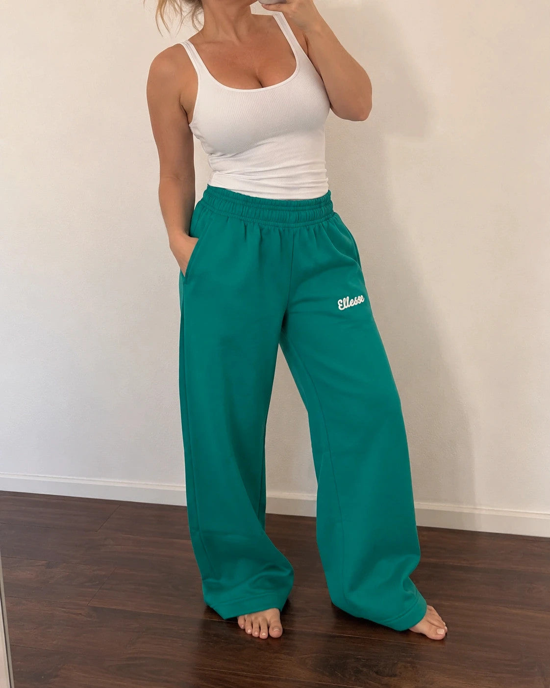 Ellesse green wide-leg jogging pants with logo, elastic waistband, and side pockets.