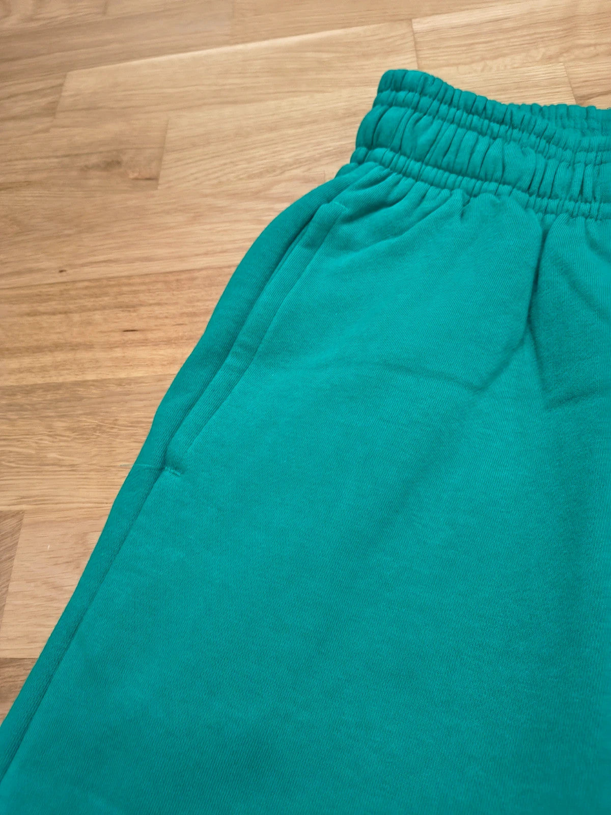 Ellesse green wide-leg jogging pants with logo, elastic waistband, and side pockets.