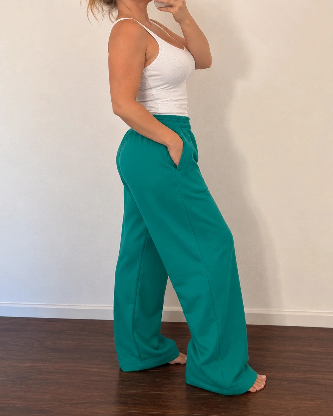 Ellesse green wide-leg jogging pants with logo, elastic waistband, and side pockets.
