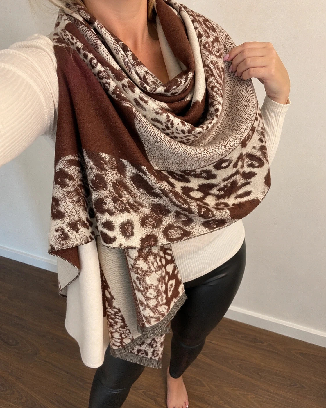 Braun shawl beige brown leopard print soft polyester with fringed ends