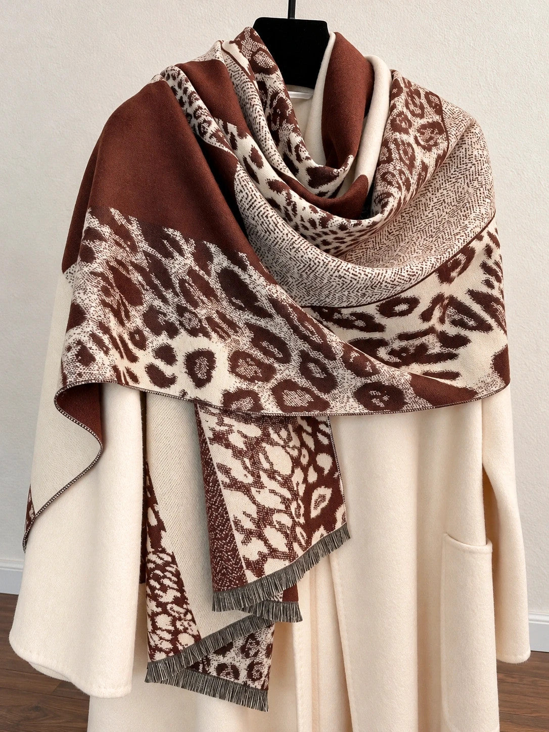 Braun shawl beige brown leopard print soft polyester with fringed ends