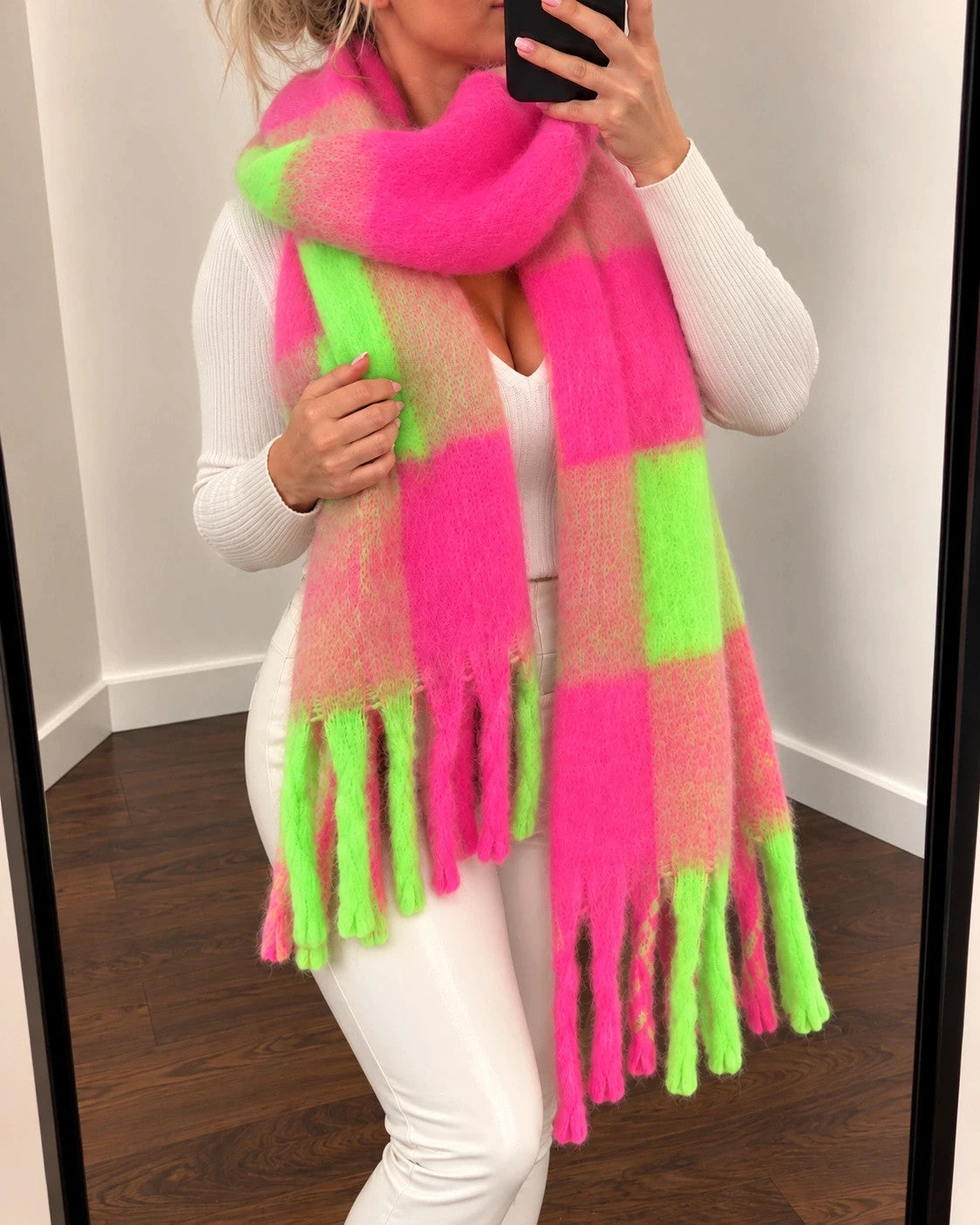 XXL multi-coloured shawl with large check pattern and long fringes, soft and fluffy.
