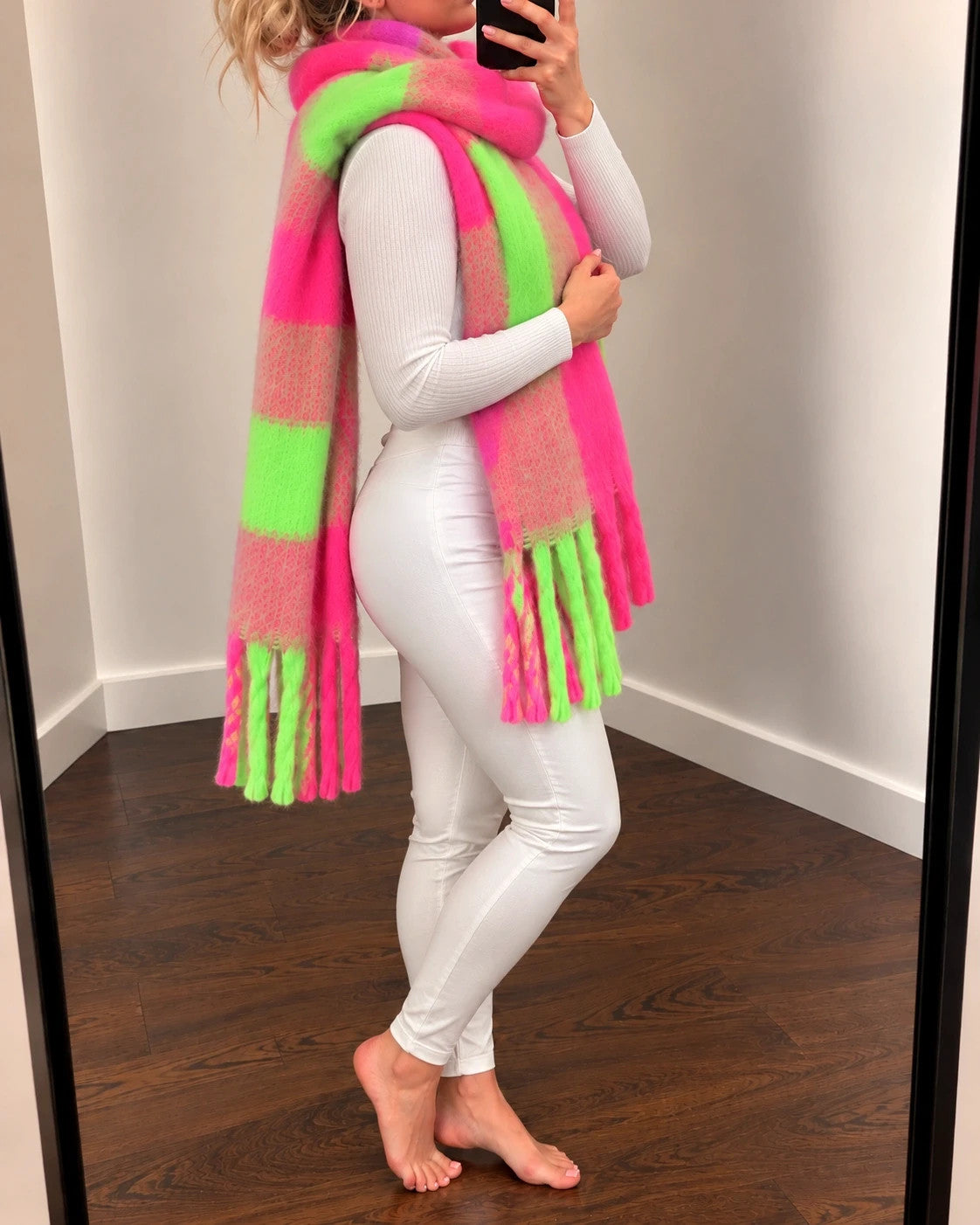 XXL multi-coloured shawl with large check pattern and long fringes, soft and fluffy.