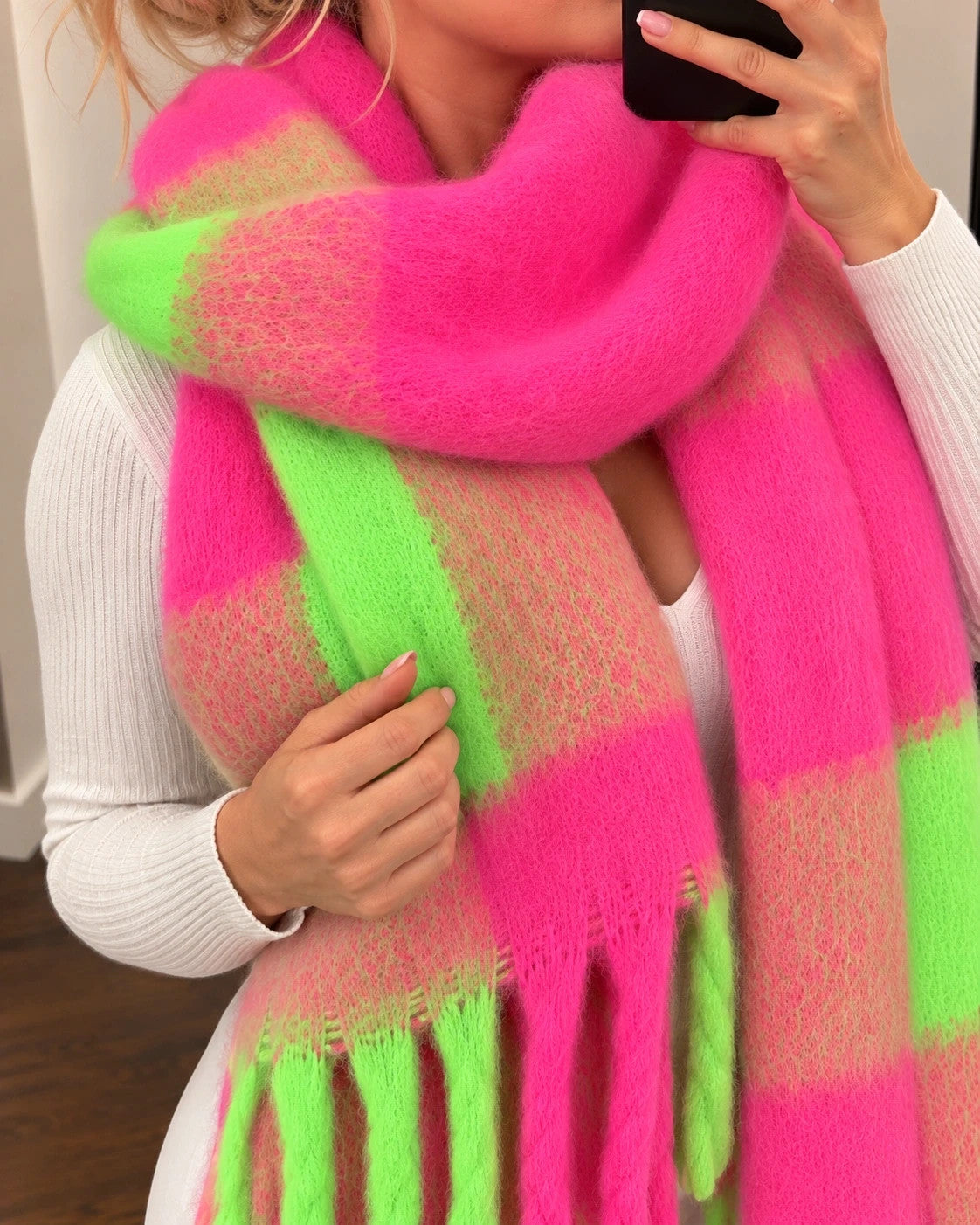 XXL multi-coloured shawl with large check pattern and long fringes, soft and fluffy.