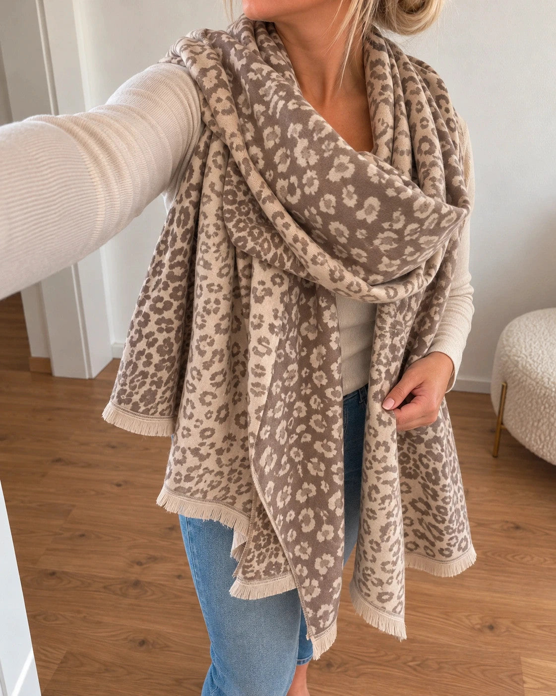 XXL cream-grey shawl with stylish leopard print and fringe edges, made of soft polyester.