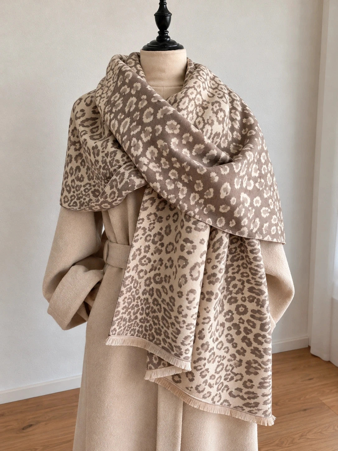 XXL cream-grey shawl with stylish leopard print and fringe edges, made of soft polyester.