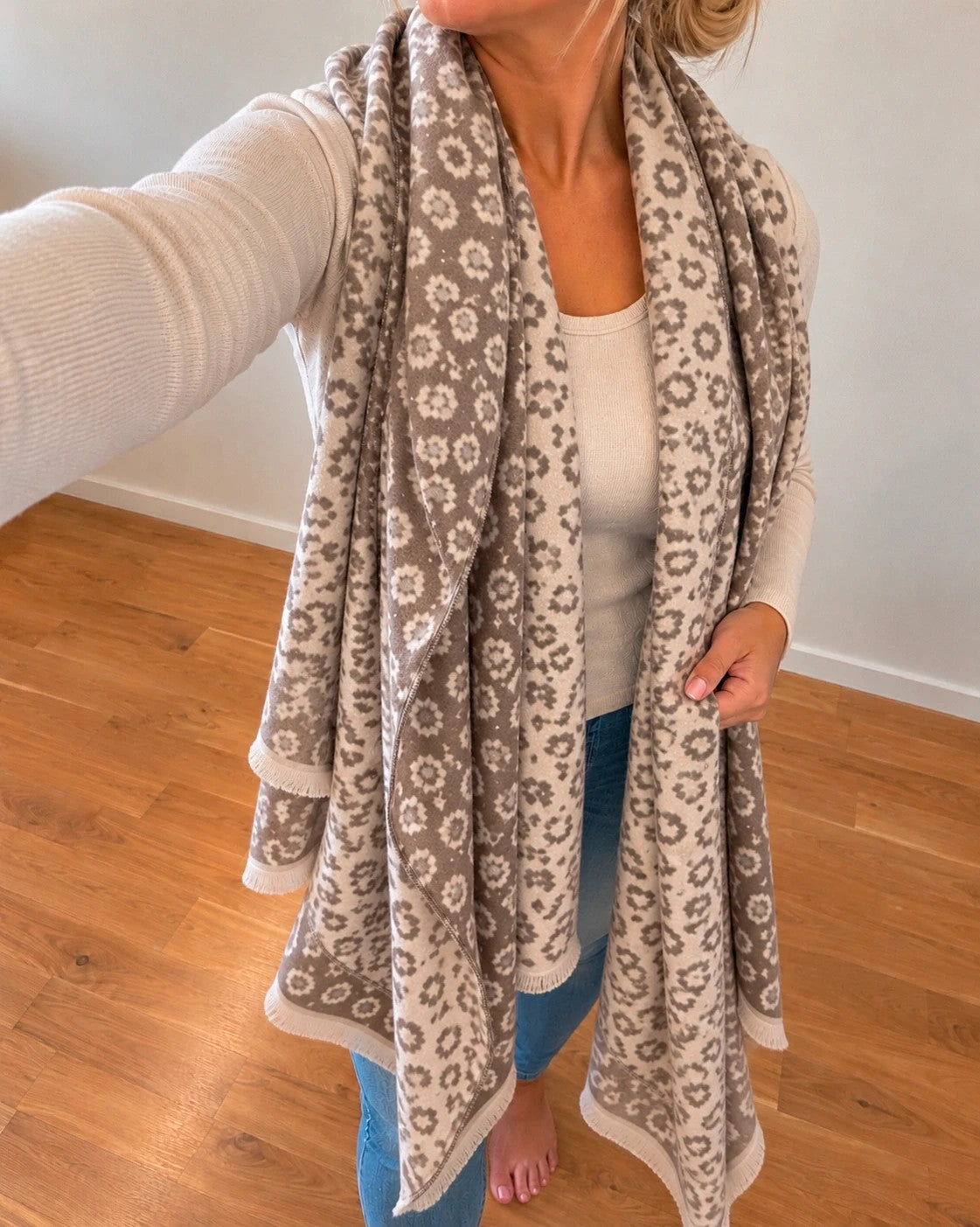 XXL cream-grey shawl with stylish leopard print and fringe edges, made of soft polyester.