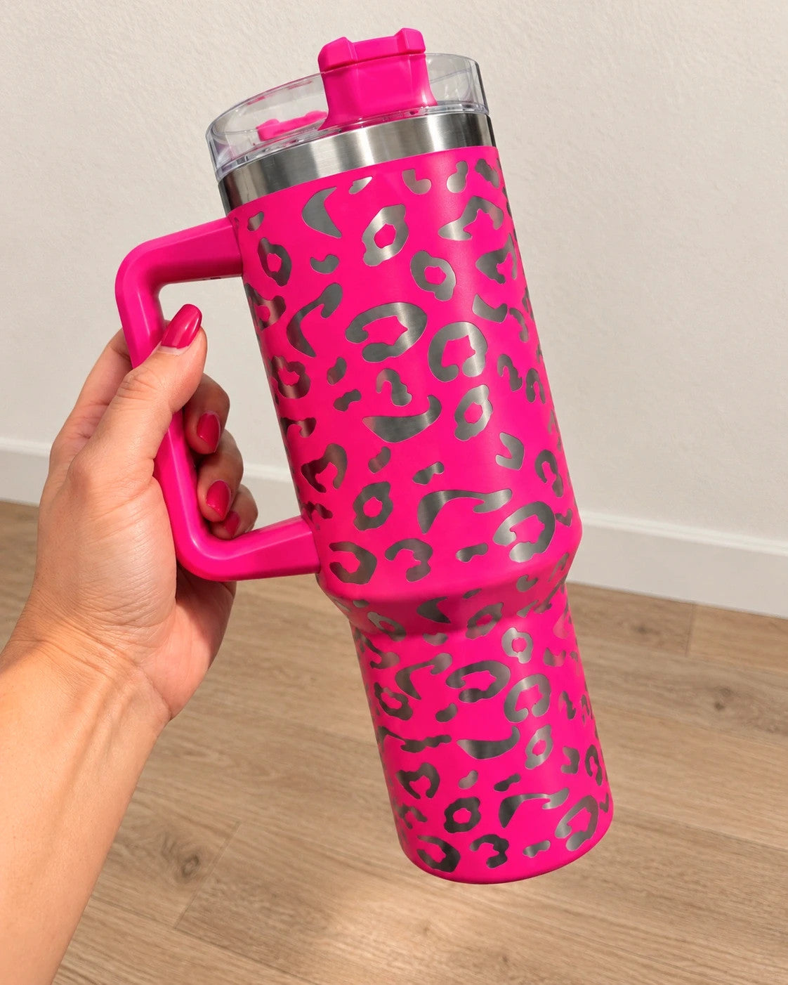 Thermobecher pink stainless steel with silver leopard print and handle, new condition.