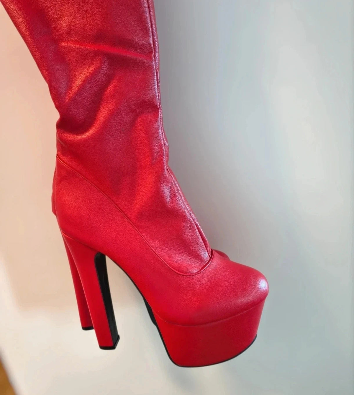 High Heels red overknee boots with high block heels and synthetic material.
