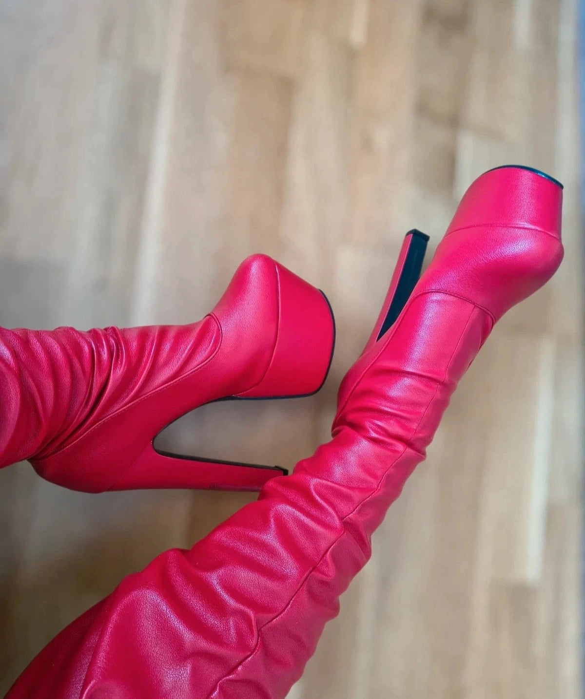 High Heels red overknee boots with high block heels and synthetic material.