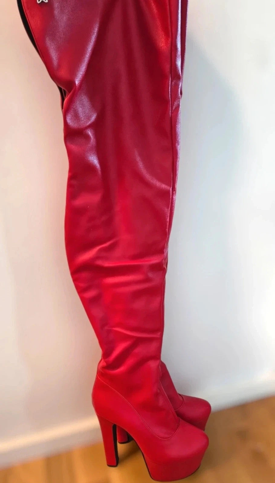 High Heels red overknee boots with high block heels and synthetic material.