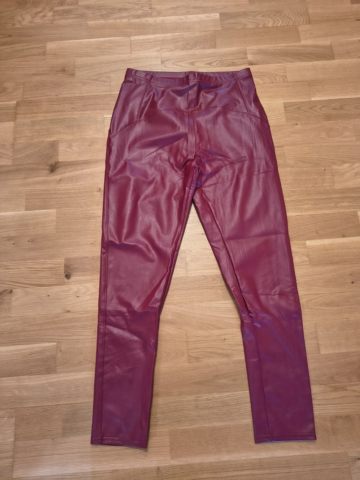 Leggings burgundy bicycle tights high waist with shiny leather look and decorative seams.