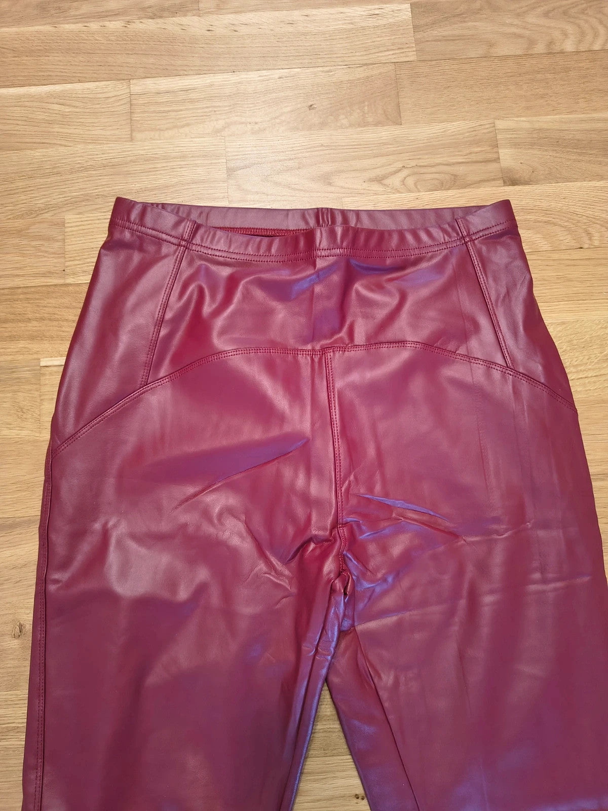 Leggings burgundy bicycle tights high waist with shiny leather look and decorative seams.