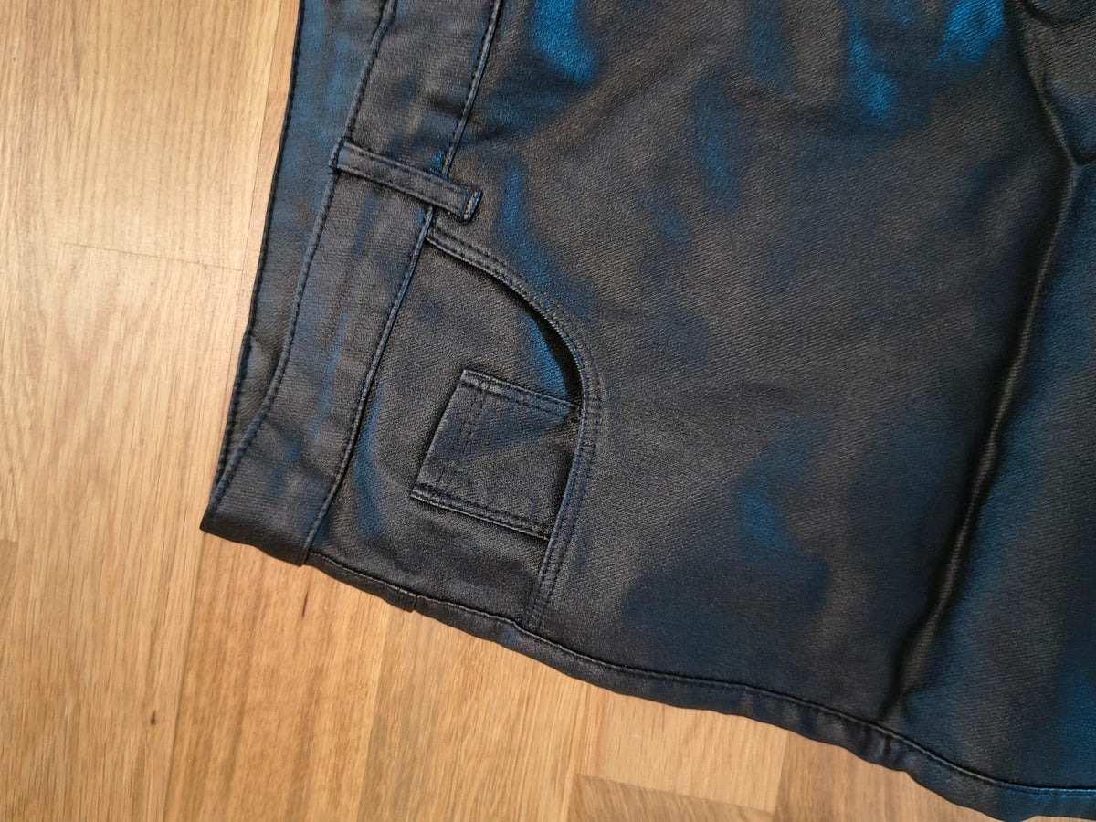 Skinny black pants high waist faux leather look with front and back pockets.