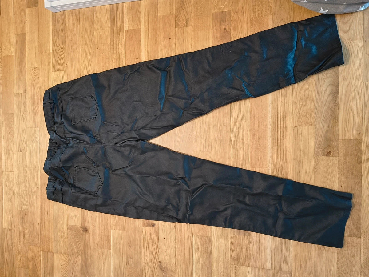 Skinny black pants high waist faux leather look with front and back pockets.