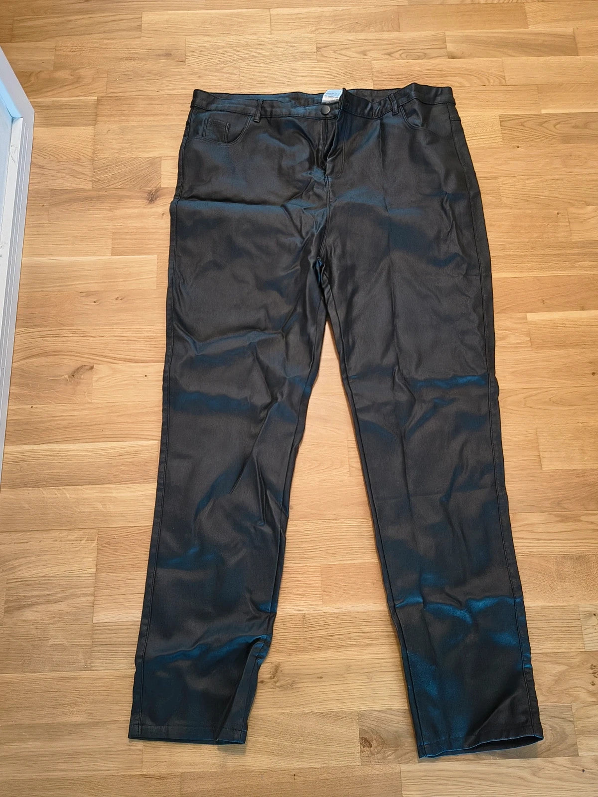 Skinny black pants high waist faux leather look with front and back pockets.