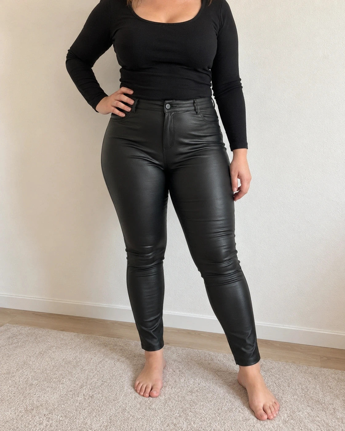 Skinny black pants high waist faux leather look with front and back pockets.