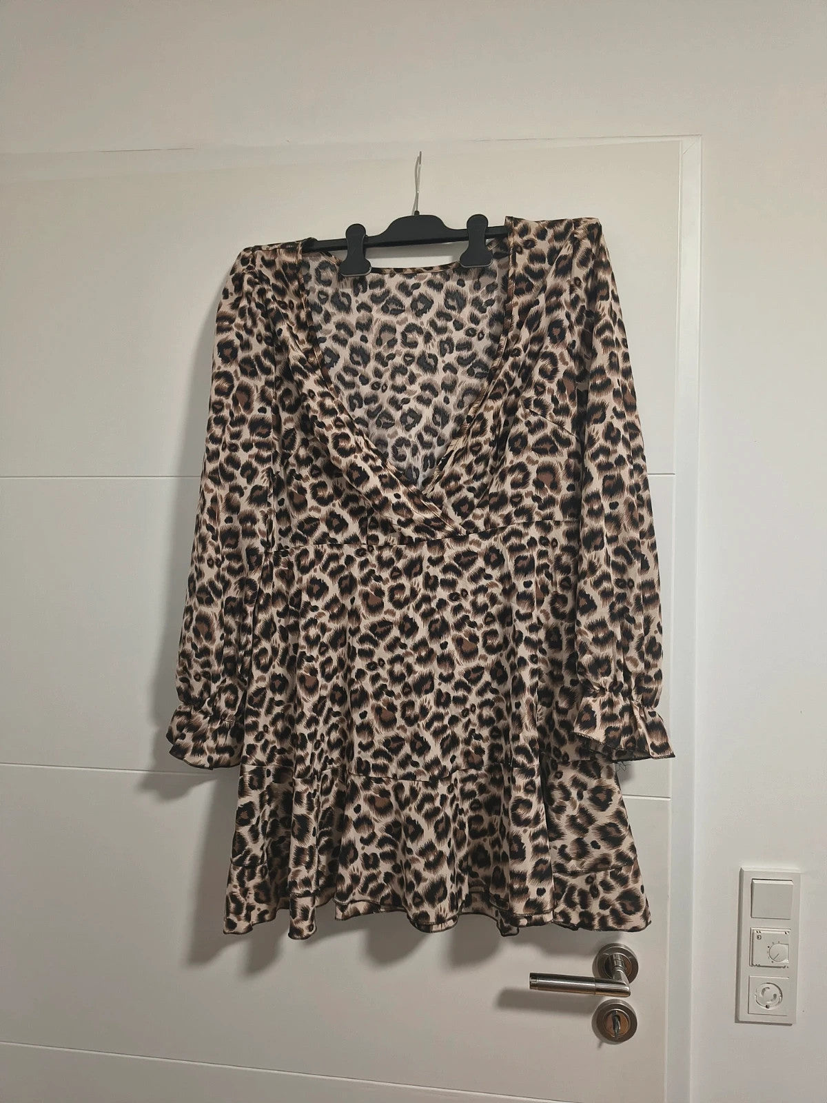 Braun bandage dress beige brown leopard print deep V-neck long sleeves with ruffle cuffs