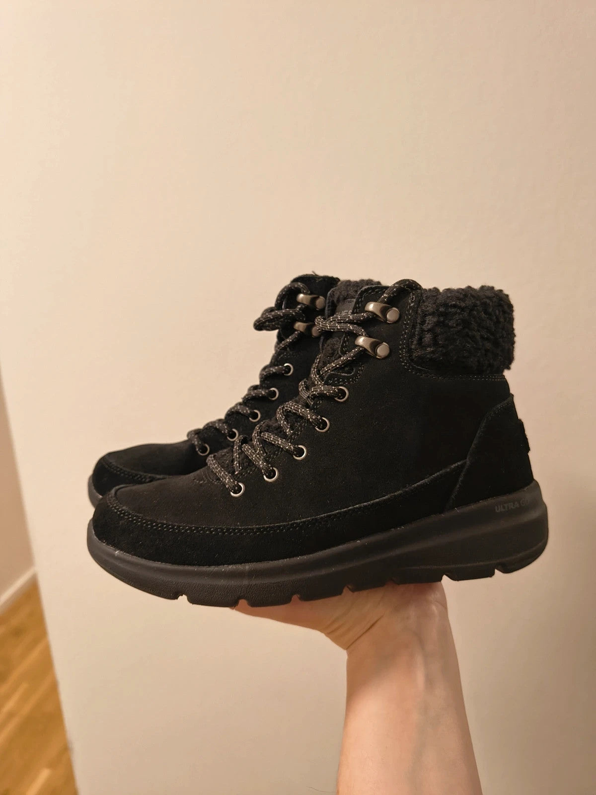 Skechers black winter boots suede with Sherpa lining and side zipper detail.