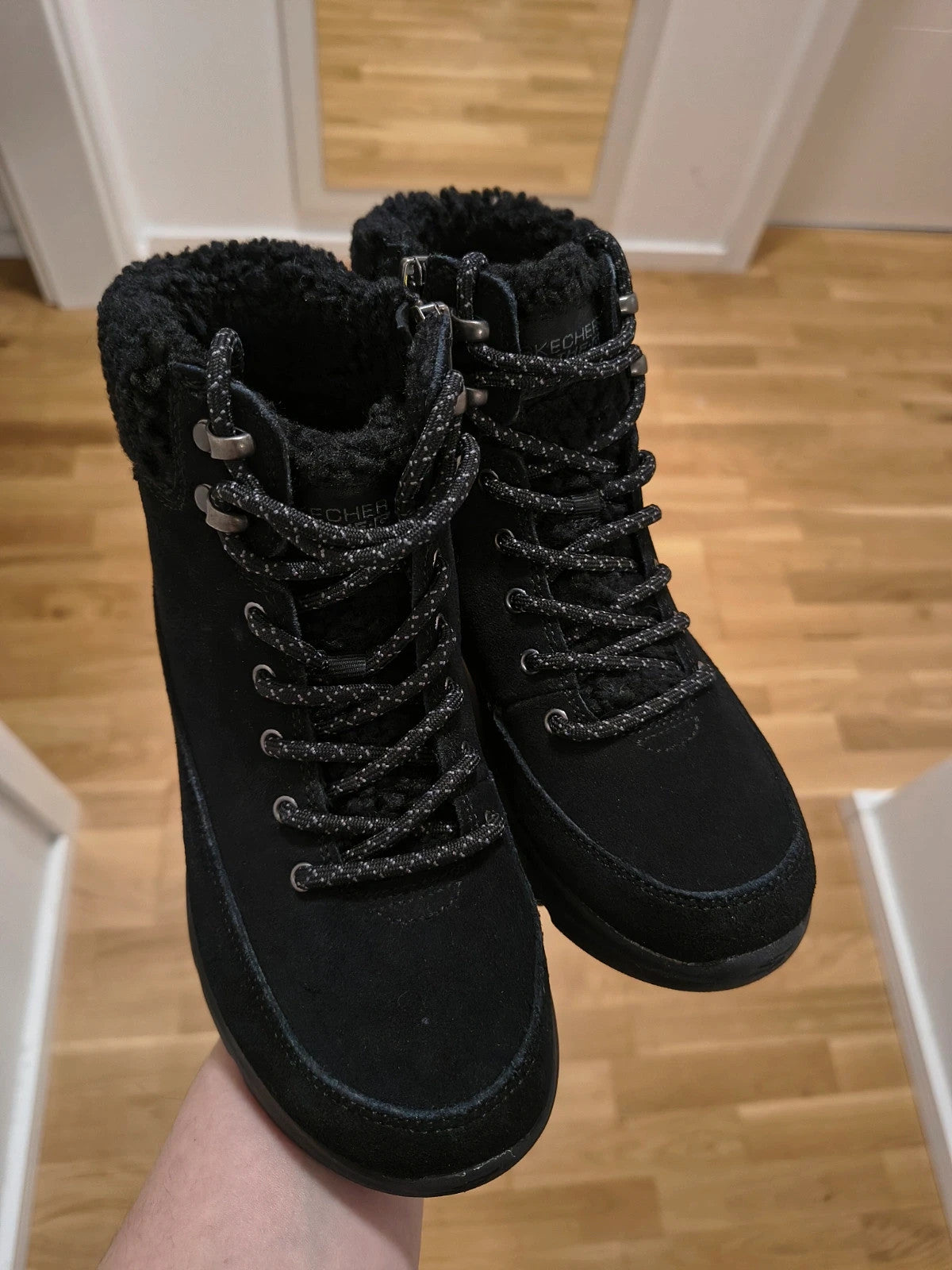 Skechers black winter boots suede with Sherpa lining and side zipper detail.