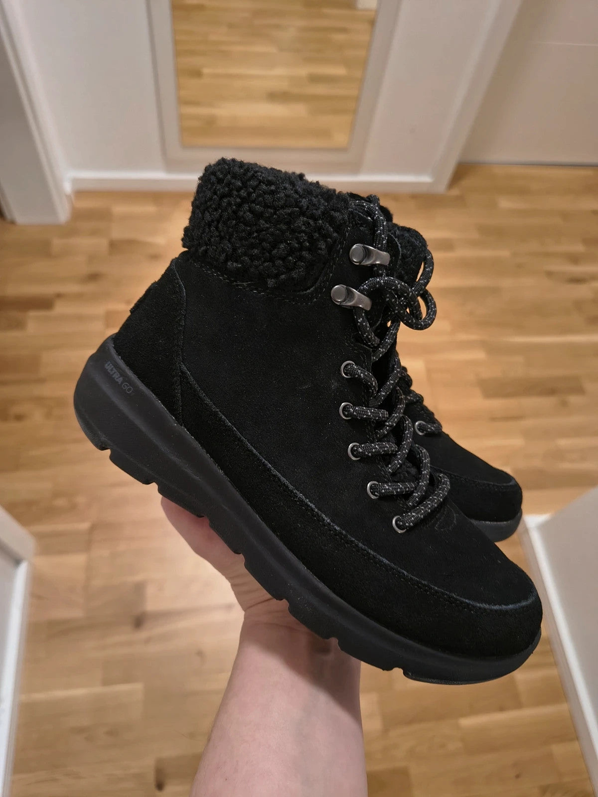 Skechers black winter boots suede with Sherpa lining and side zipper detail.