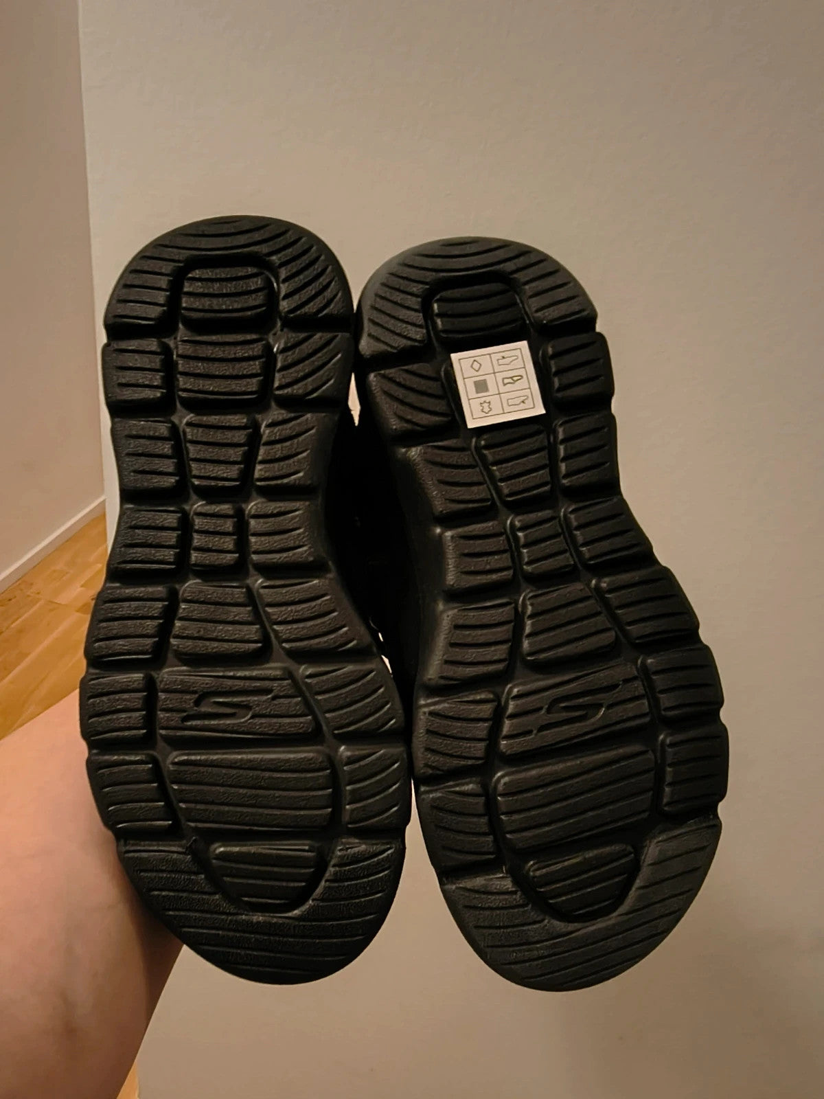 Skechers black winter boots suede with Sherpa lining and side zipper detail.