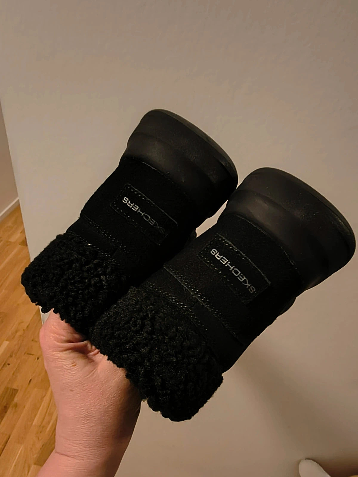 Skechers black winter boots suede with Sherpa lining and side zipper detail.