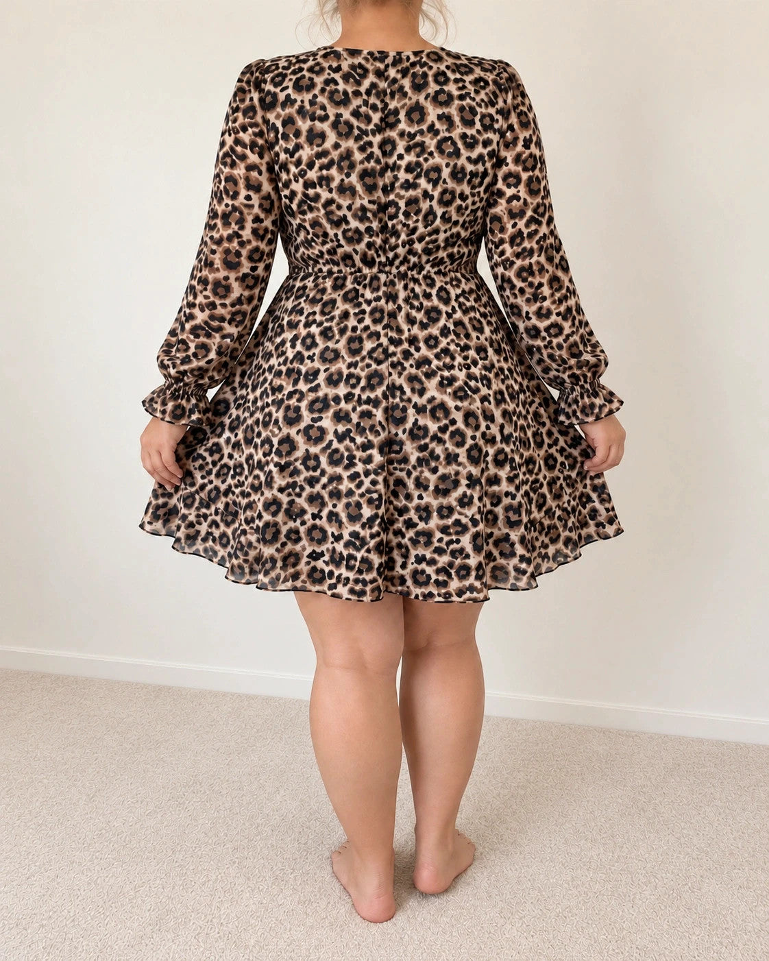 Muster bandage dress black brown leopard print, V-neck, long sleeves, ruffled hem.