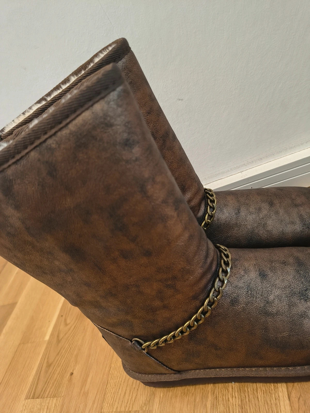 GEF brown winter boots with faux fur lining and antique gold decorative chain.