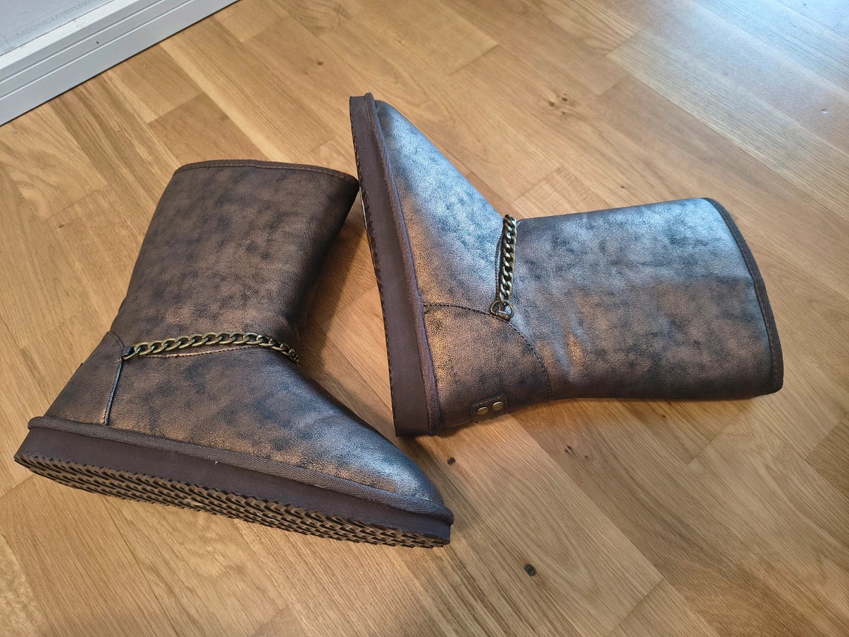 GEF brown winter boots with faux fur lining and antique gold decorative chain.