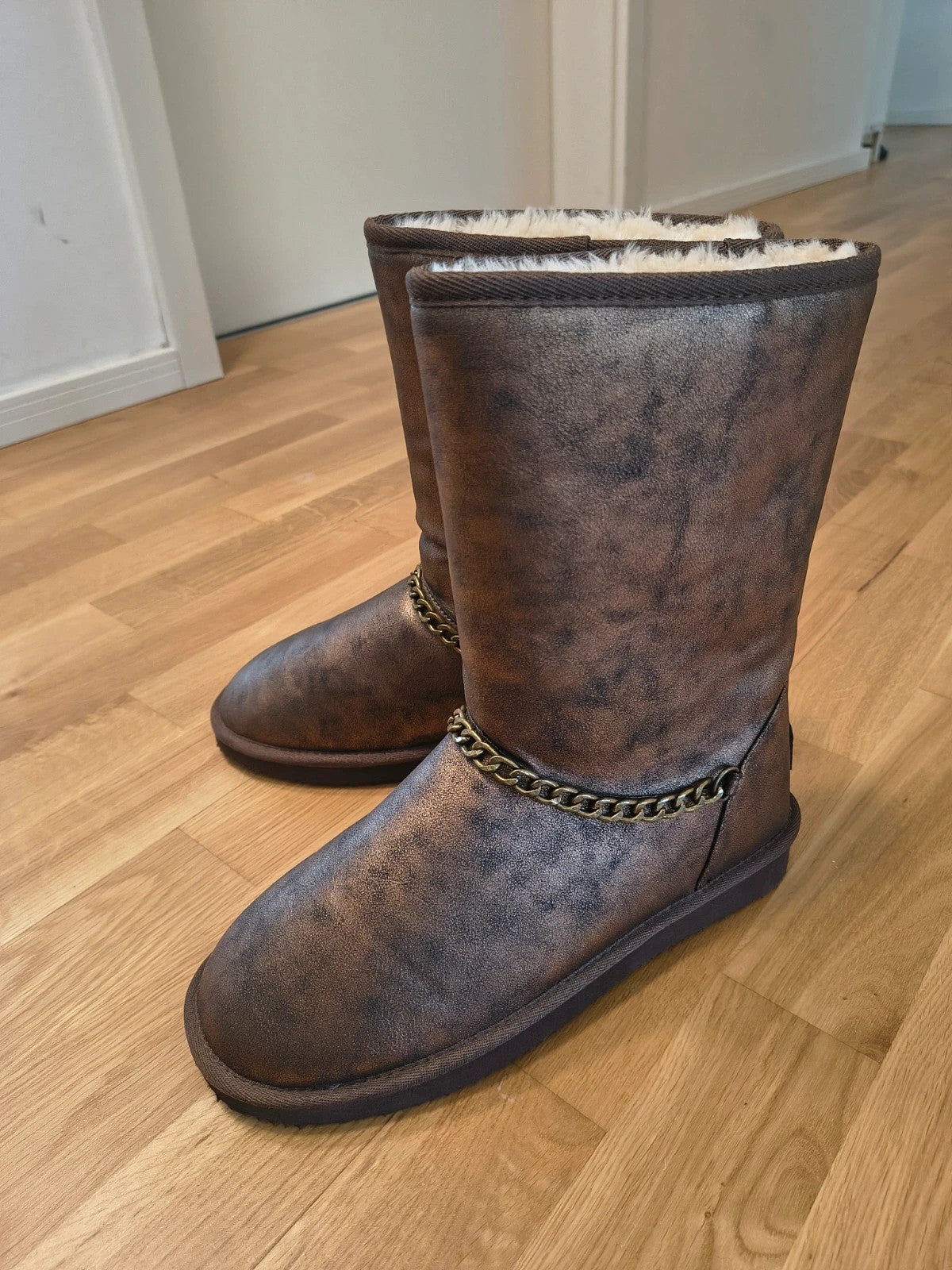 GEF brown winter boots with faux fur lining and antique gold decorative chain.