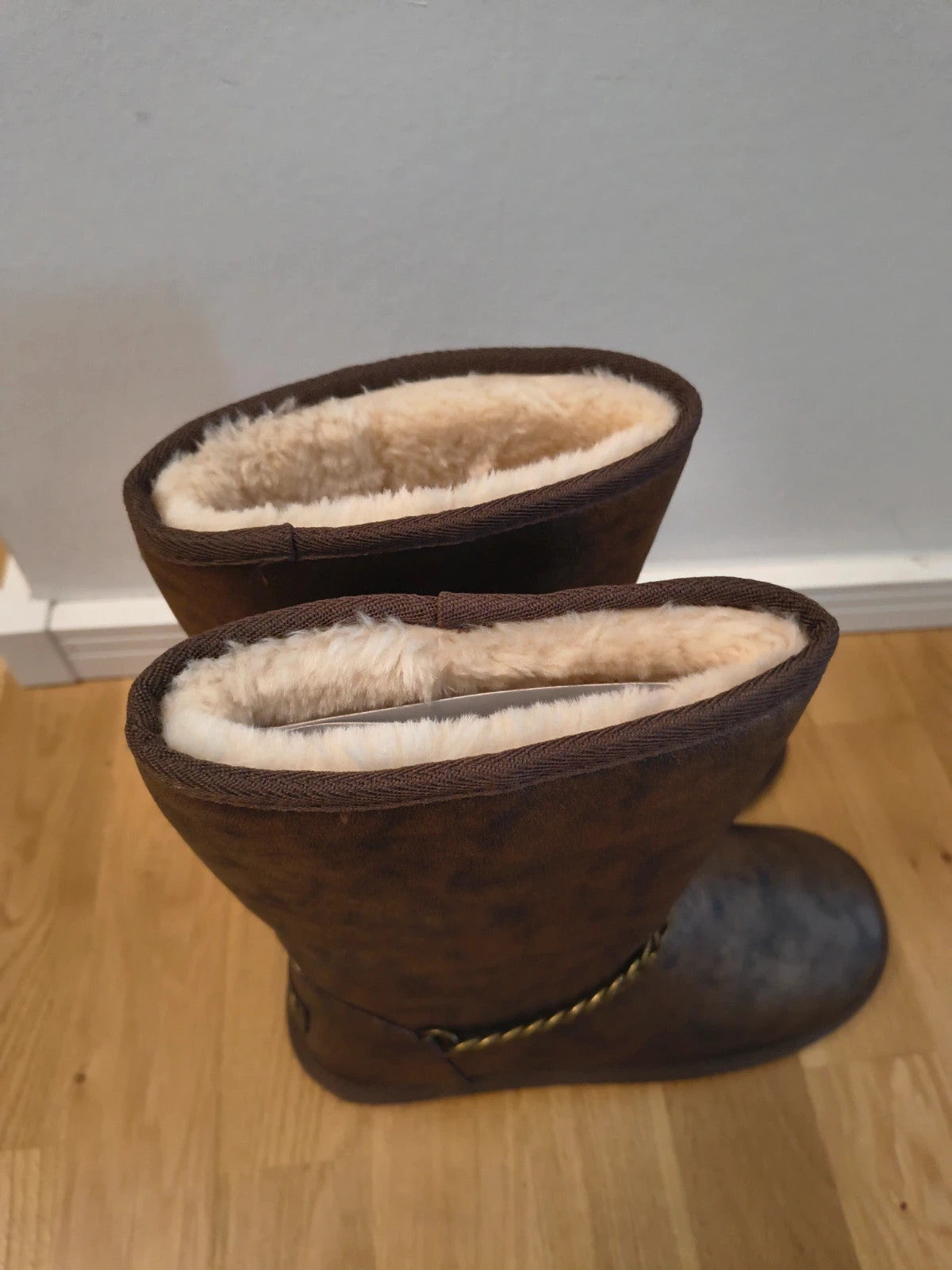 GEF brown winter boots with faux fur lining and antique gold decorative chain.