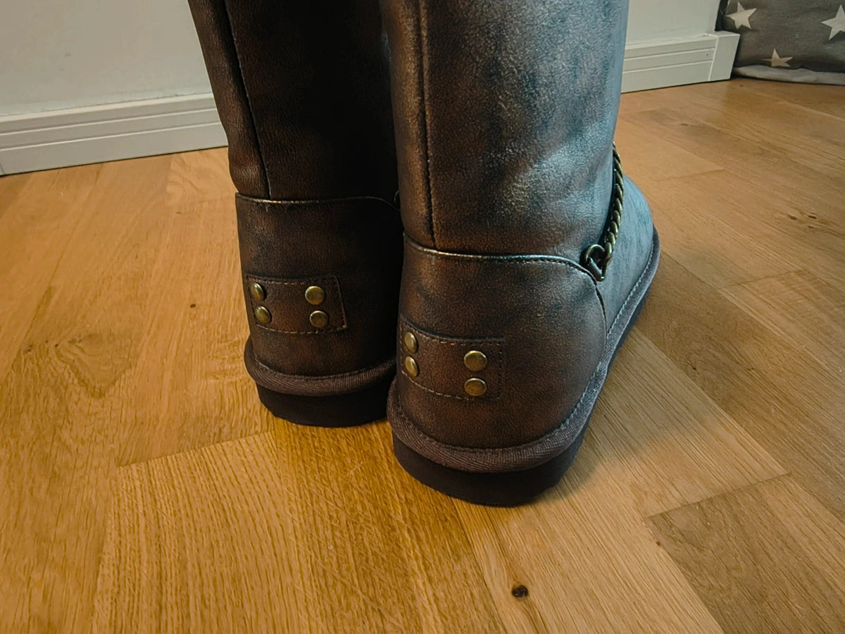 GEF brown winter boots with faux fur lining and antique gold decorative chain.