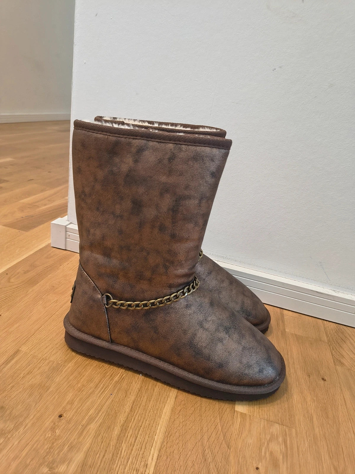 GEF brown winter boots with faux fur lining and antique gold decorative chain.