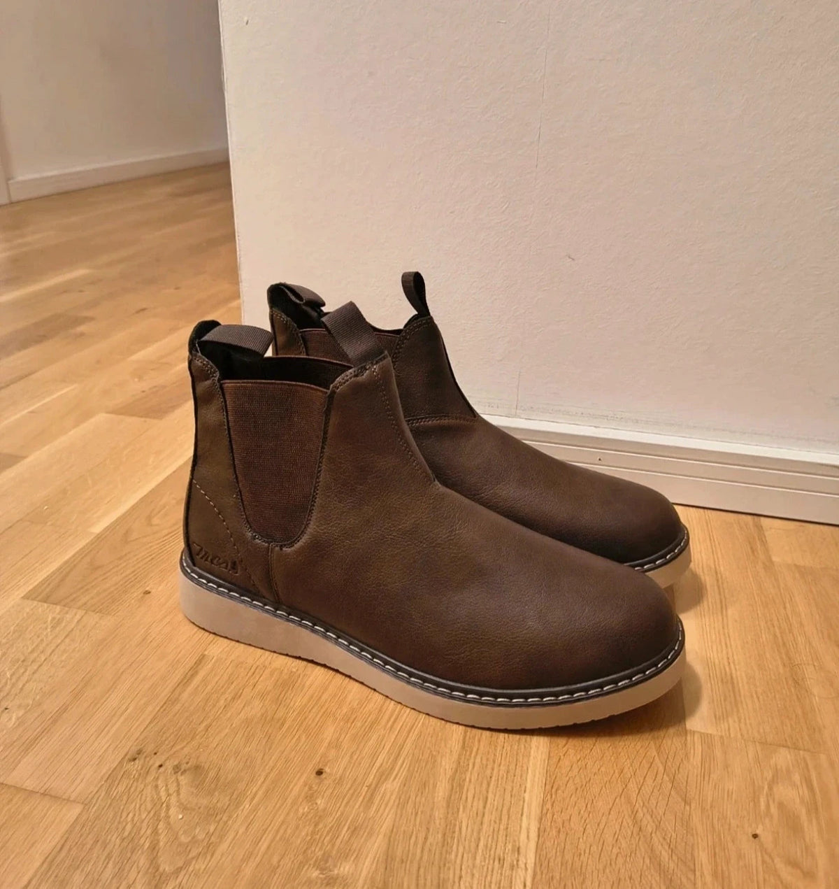 MCS brown winter Chelsea boots, leather-look, elastic side panels, decorative contrast stitching.