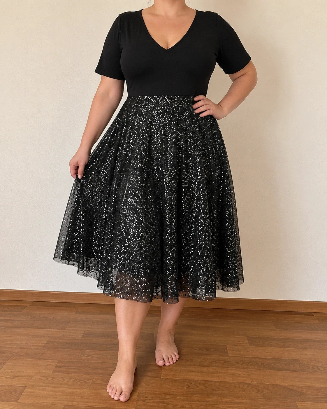 Silber black bandage dress with V-neck, short sleeves, layered tulle skirt and silver glitter.
