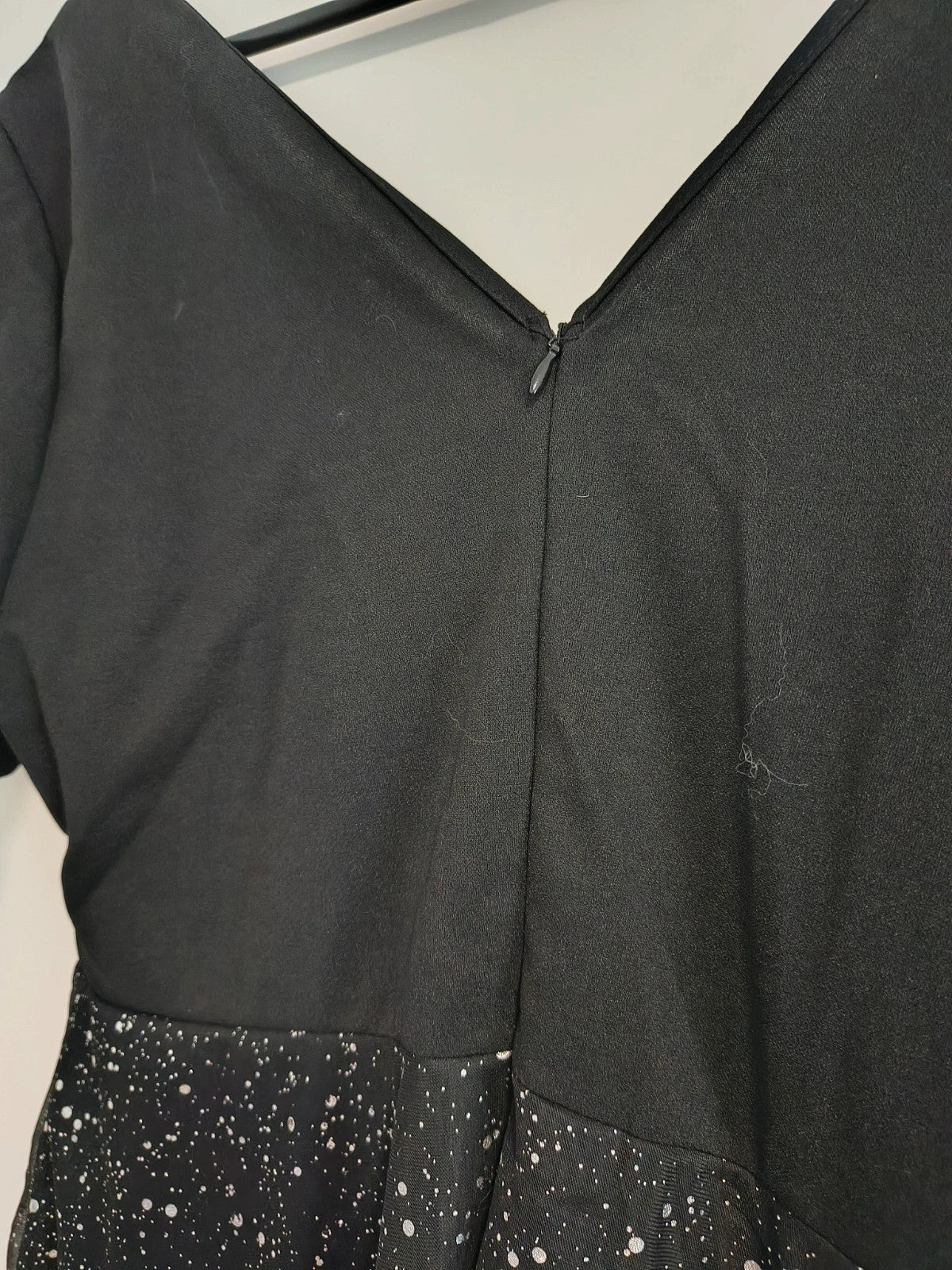 Silber black bandage dress with V-neck, short sleeves, layered tulle skirt and silver glitter.