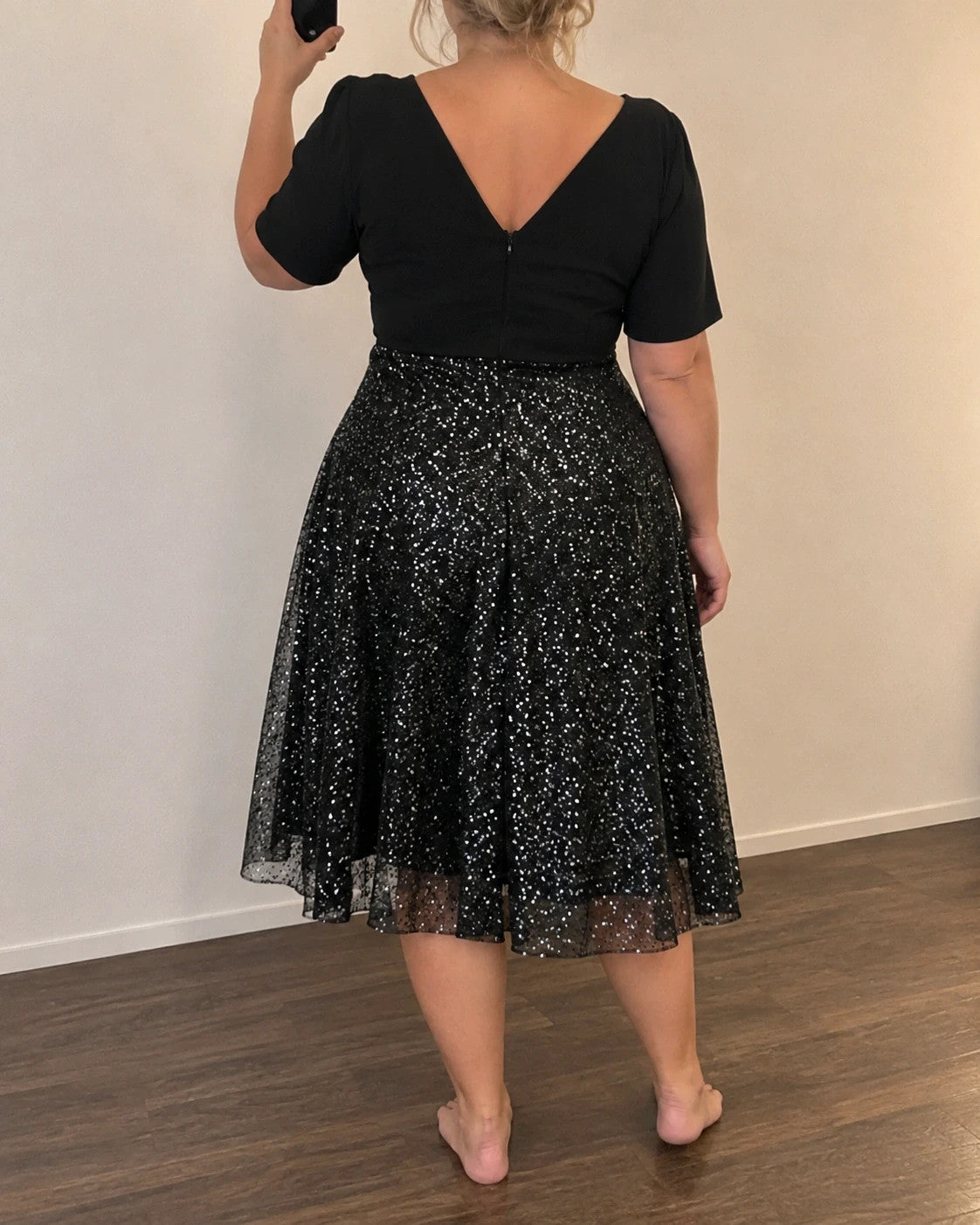 Silber black bandage dress with V-neck, short sleeves, layered tulle skirt and silver glitter.