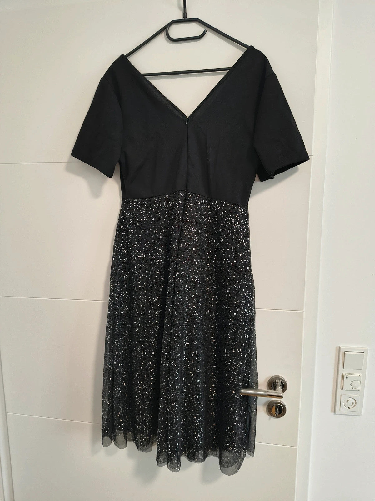 Silber black bandage dress with V-neck, short sleeves, layered tulle skirt and silver glitter.