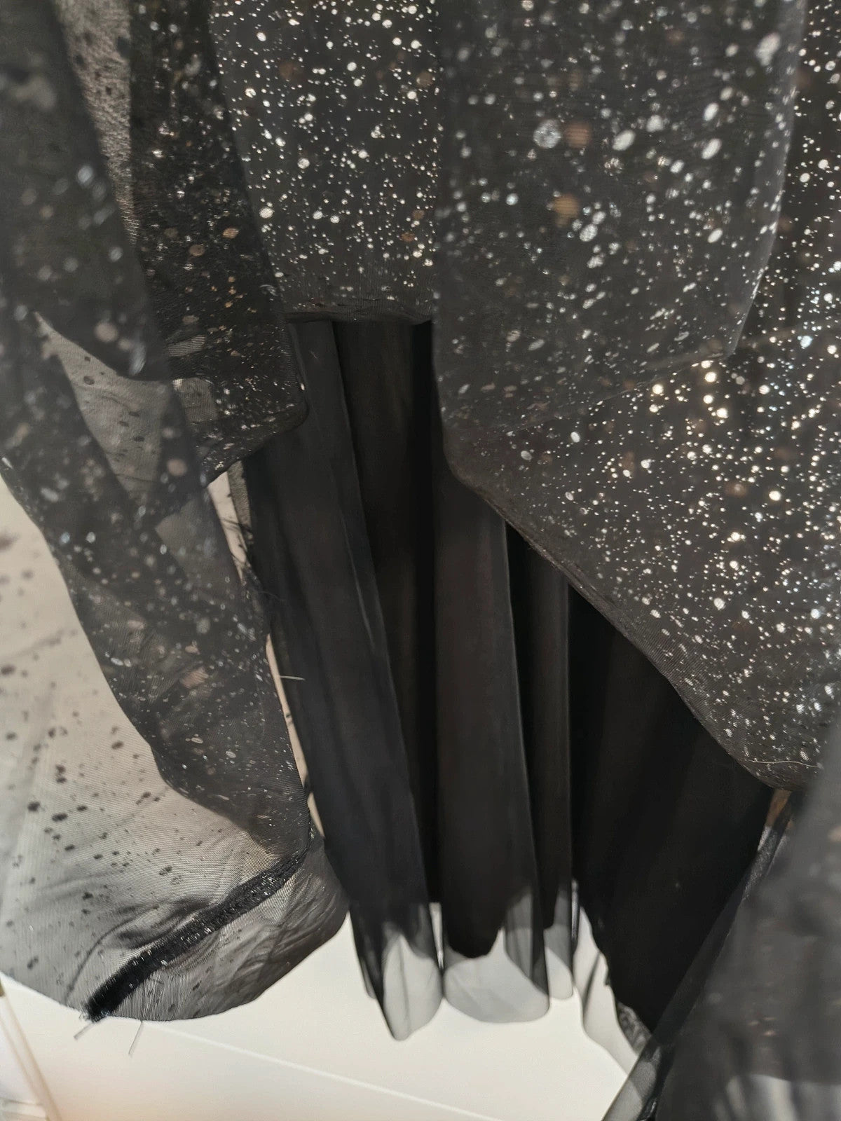 Silber black bandage dress with V-neck, short sleeves, layered tulle skirt and silver glitter.