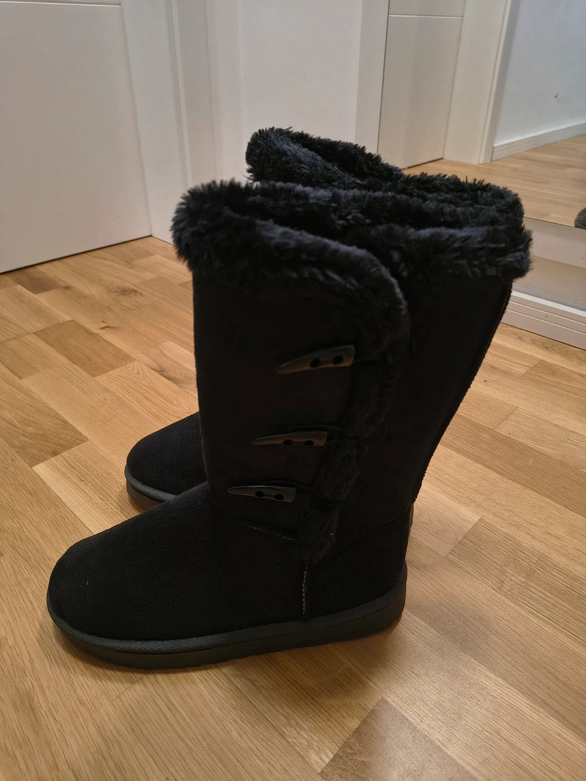 GEF black winter boots soft velour texture decorative toggle closures warm lining