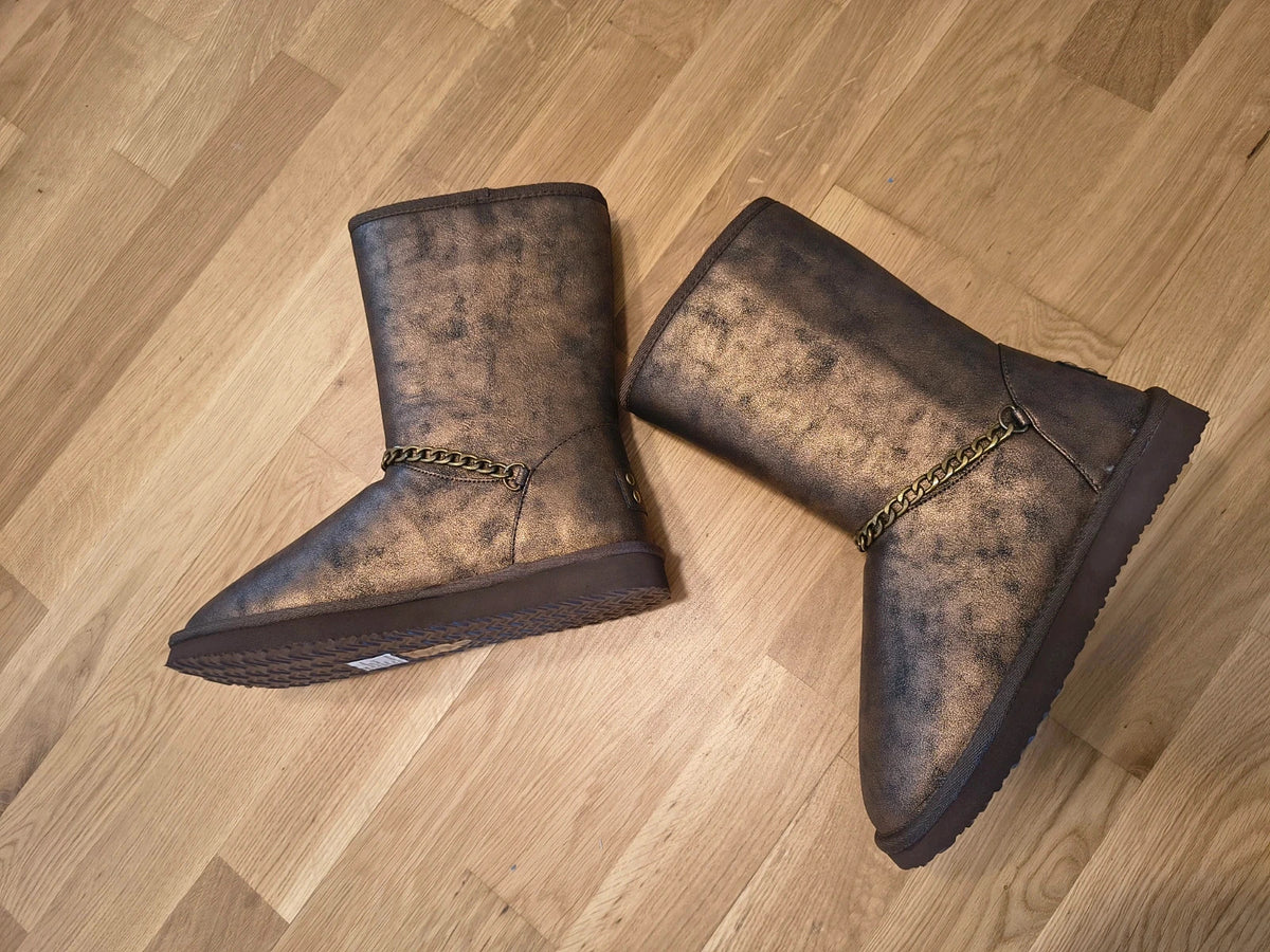 Lynfield brown slip-on boots with vintage look and decorative gold chain detail.
