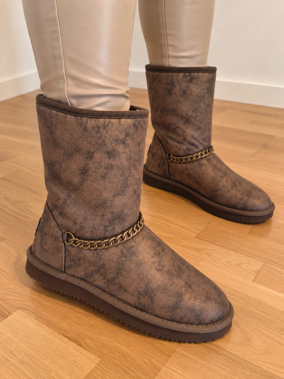 Lynfield brown slip-on boots with vintage look and decorative gold chain detail.