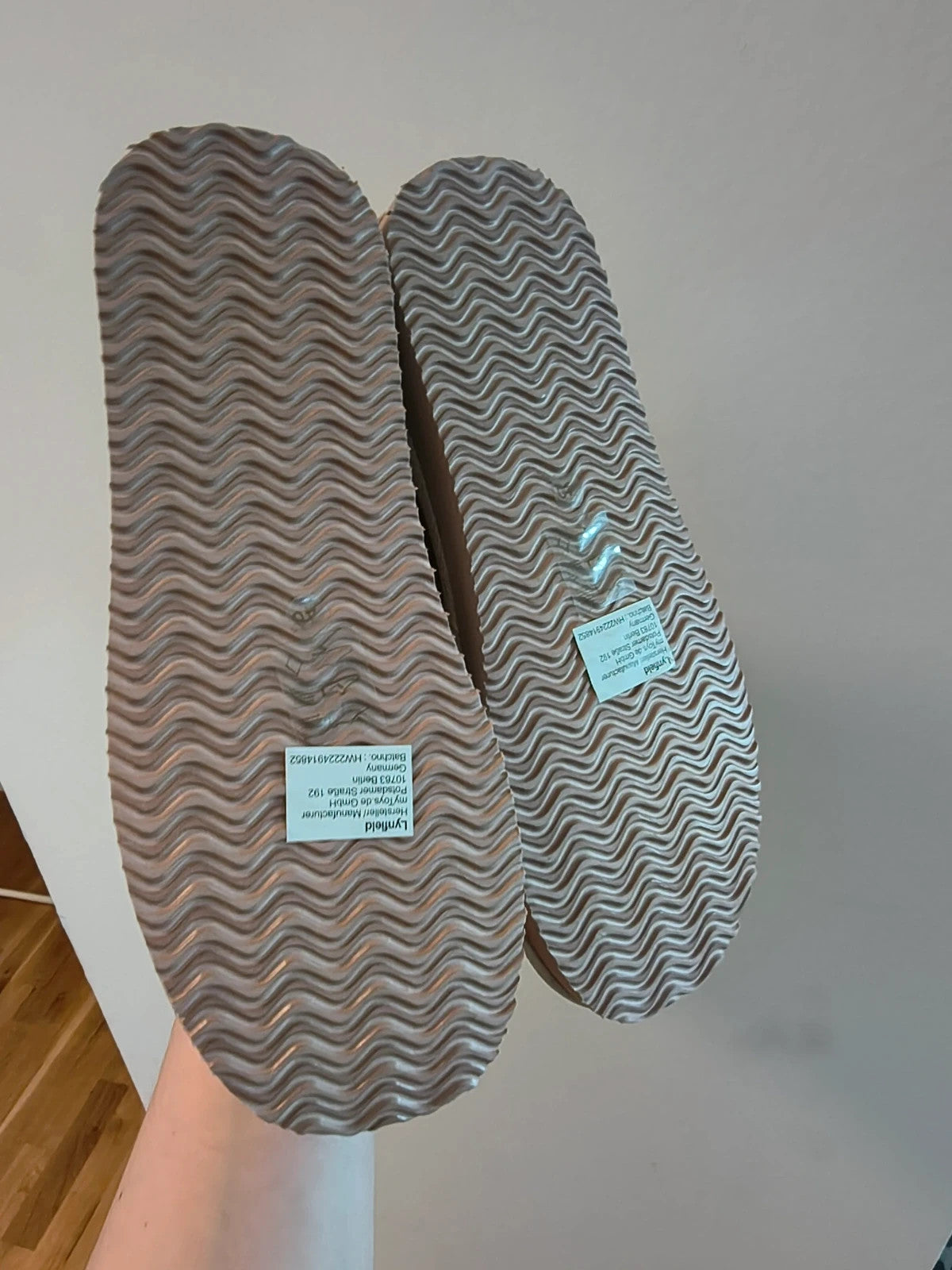 GEF gold footwear crocodile pattern with metallic sheen, soft synthetic lining.