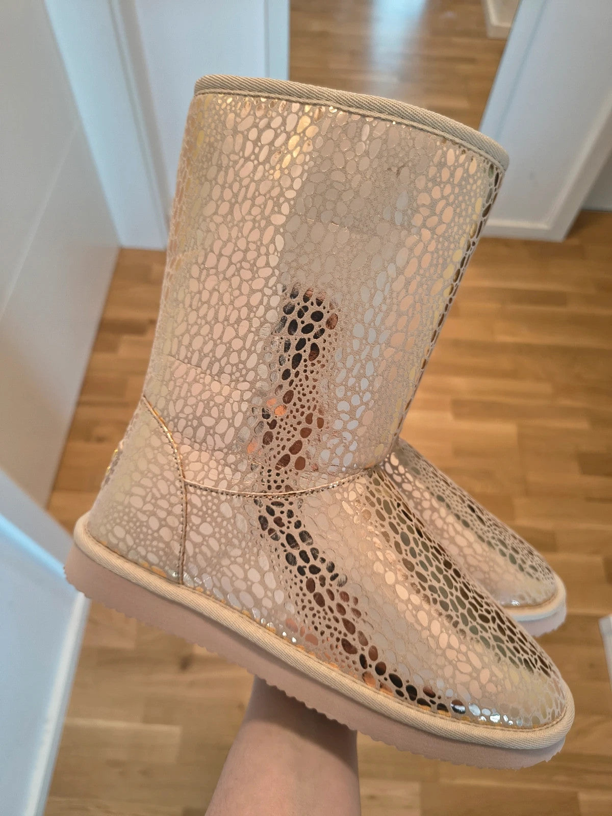 GEF gold footwear crocodile pattern with metallic sheen, soft synthetic lining.