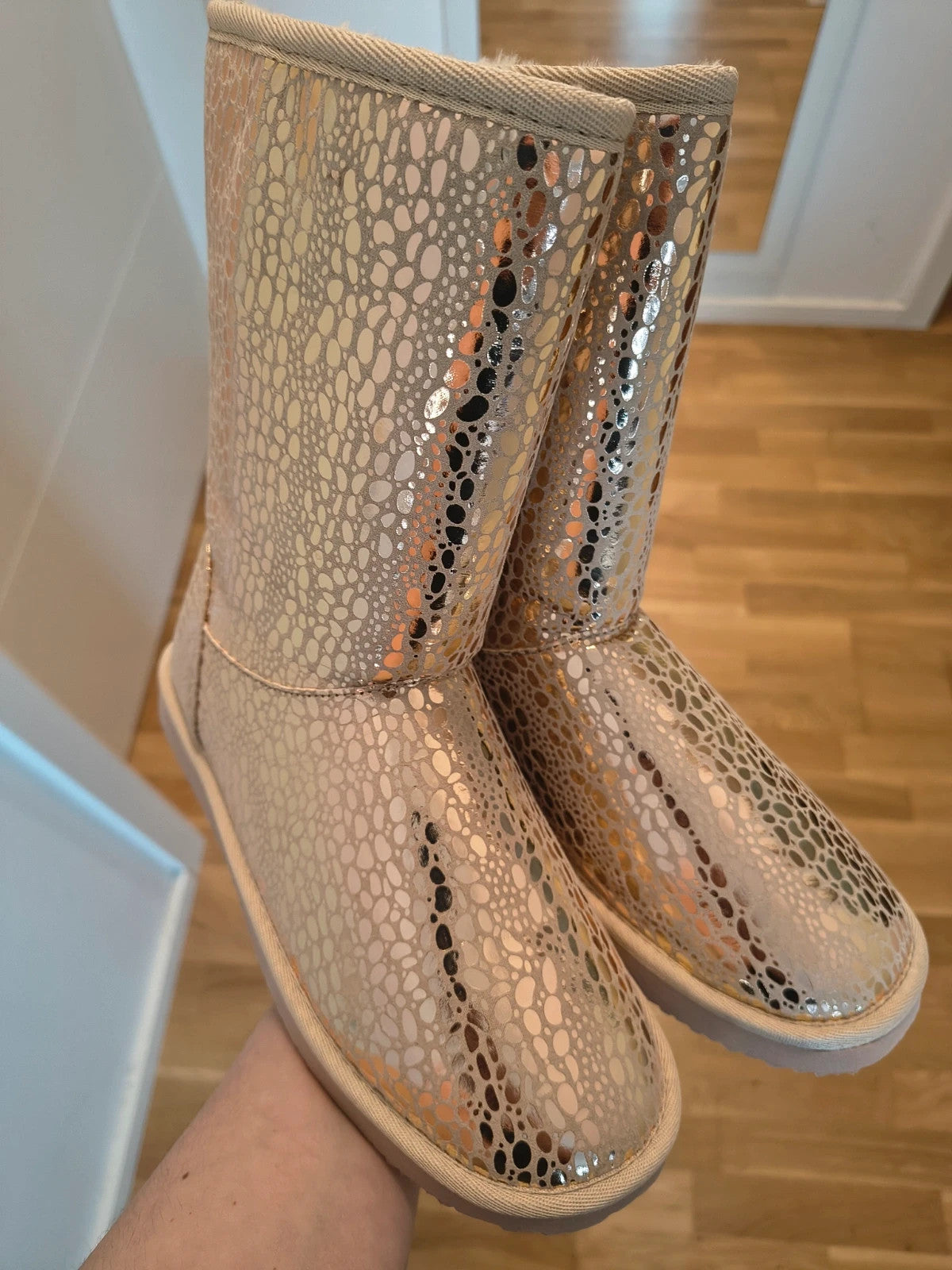 GEF gold footwear crocodile pattern with metallic sheen, soft synthetic lining.