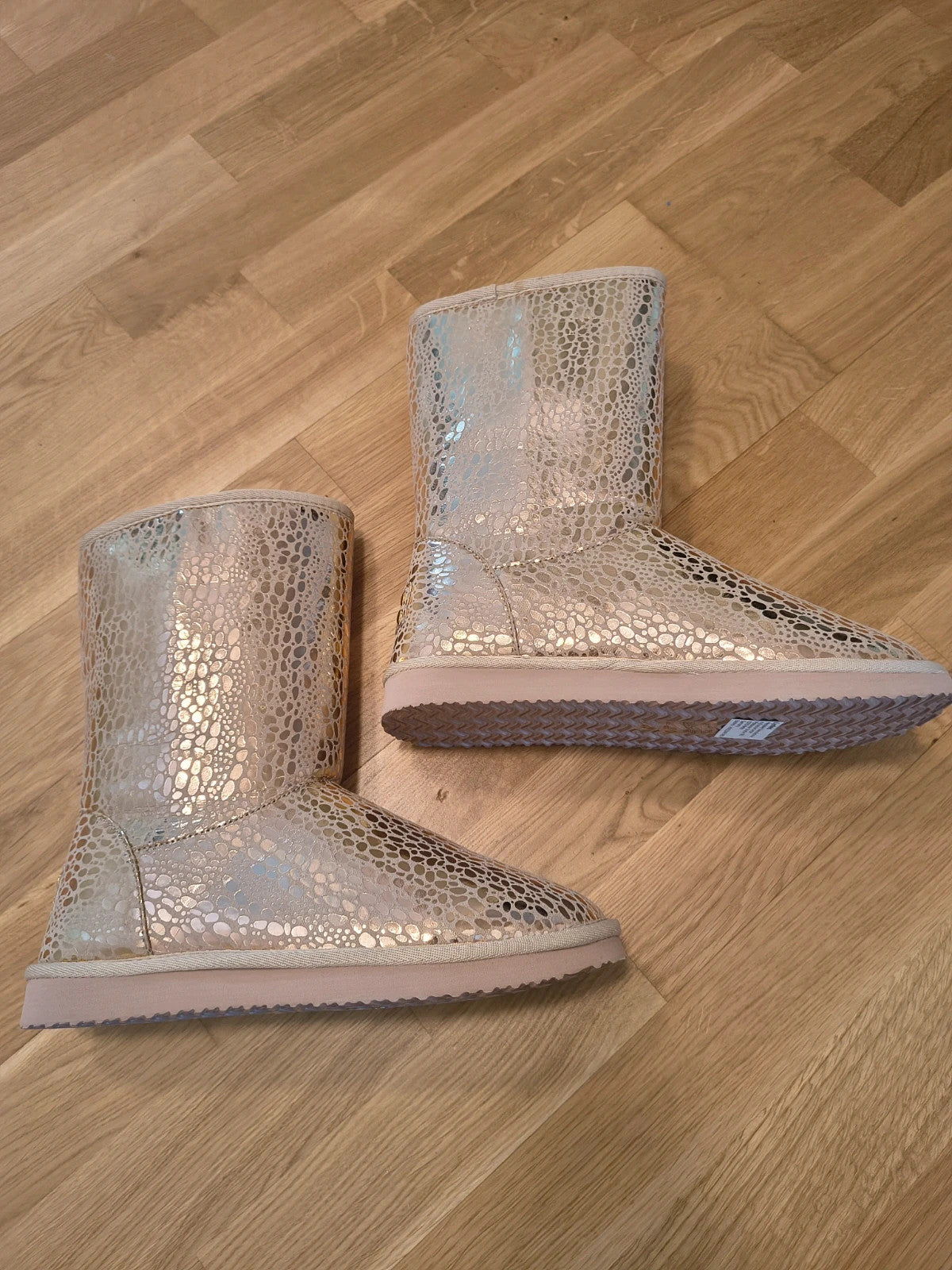 GEF gold footwear crocodile pattern with metallic sheen, soft synthetic lining.