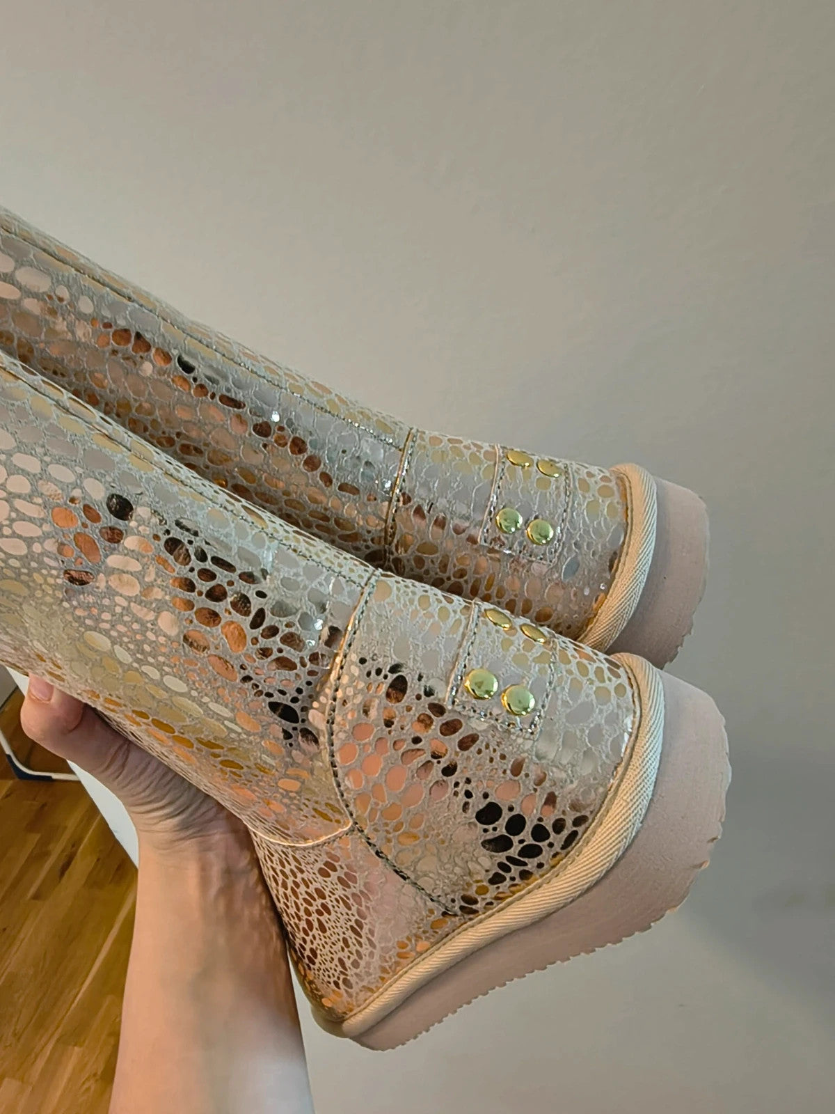 GEF gold footwear crocodile pattern with metallic sheen, soft synthetic lining.